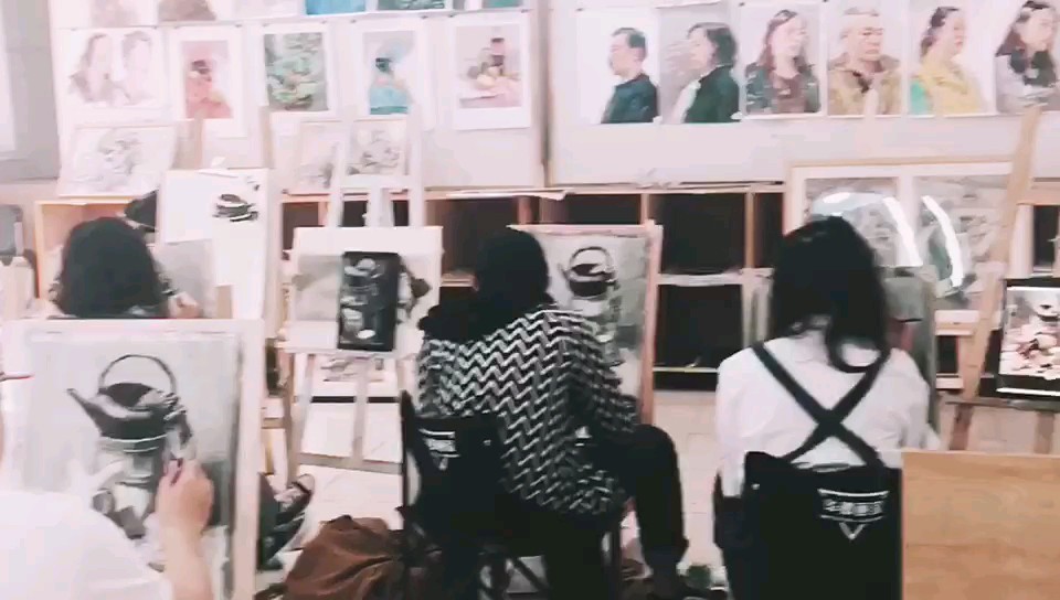 华卿画室， 2019集训班学生认真画画的样子。想知道，你画画是什么样子。
